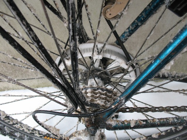 openings under each tooth prevent snow...